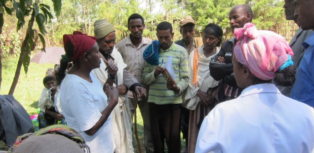 Schwester Bogalech informiert die freiwilligen Helfer, die von ihrer Gemeinde durch einen kleinen Lohn unterstützt werden, über die Arbeitsvorgänge.